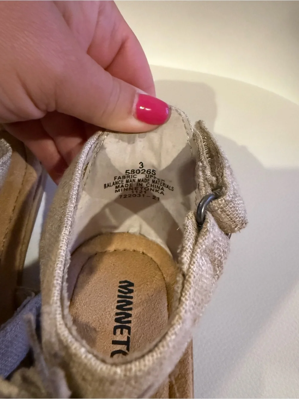 ☀️🌊 Girl’s Minnetonka Beige Fringe Suede Sandals NWT